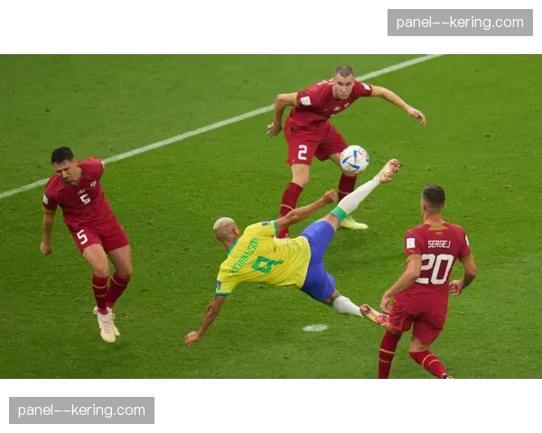 比赛中突发：主裁与VAR沟通后，维持原判未判罚点球