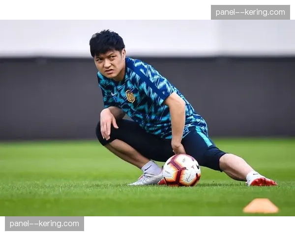 迪金斯在天空队首训:36岁老将指导年轻球员 迪金斯在天空队首训:36岁老将指导年轻球员